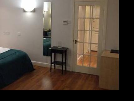 Quarters At Burne Jones House Apartment