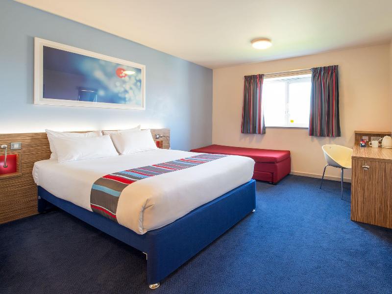 Travelodge Dunlop Hotel 3*