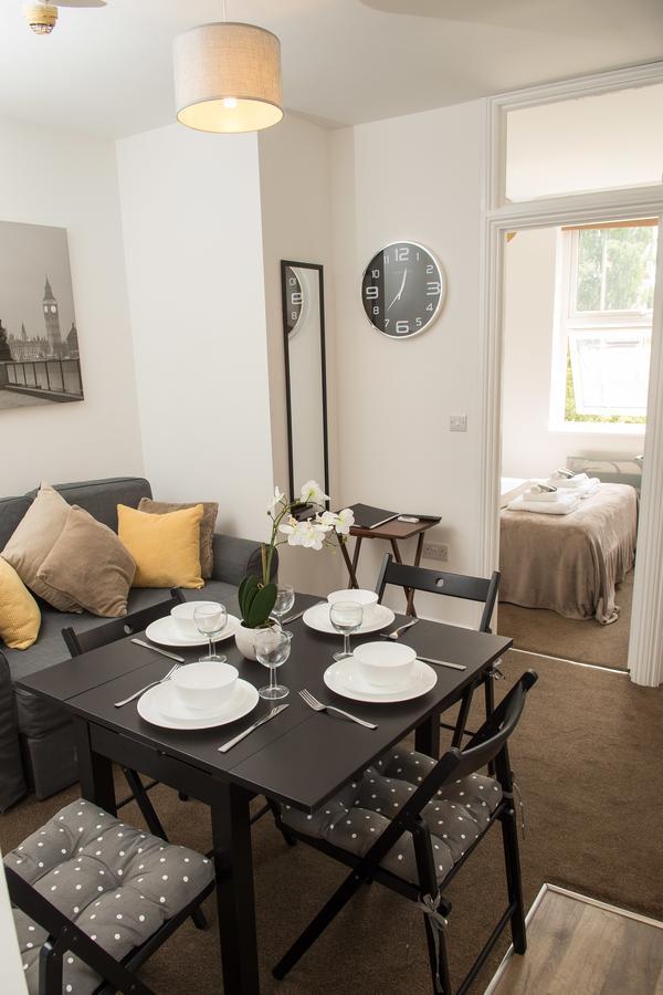 Moseley Mews Village Suites- Yellow Apartment *