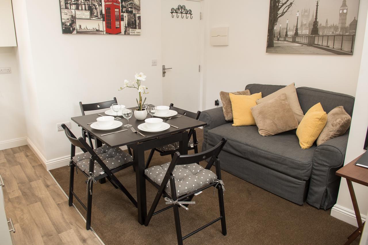 Moseley Mews Village Suites- Yellow Apartment *