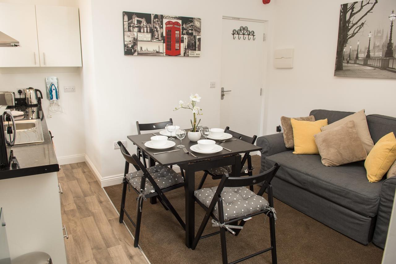 Moseley Mews Village Suites- Yellow Apartment