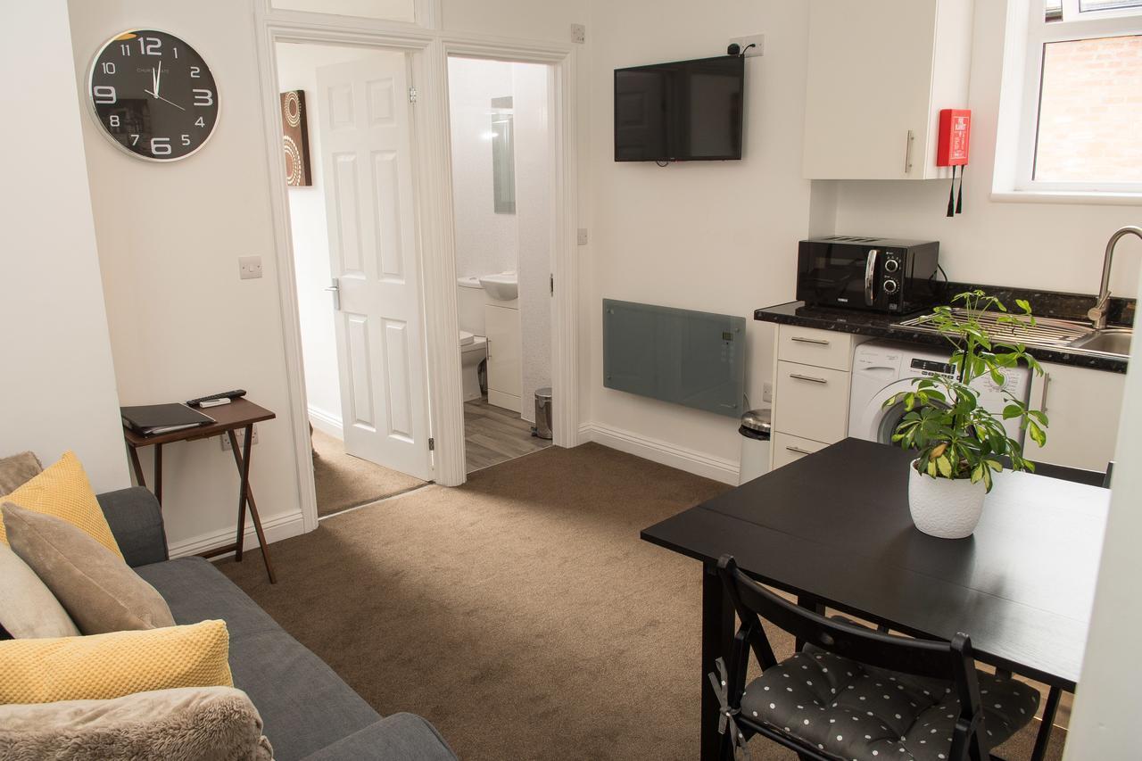 Moseley Mews Village Suites- Yellow Apartment