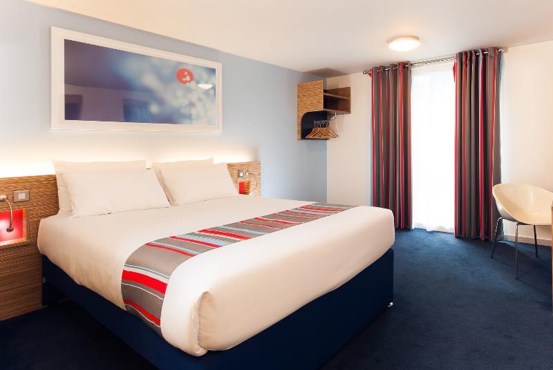 Travelodge Dunlop Hotel 3*