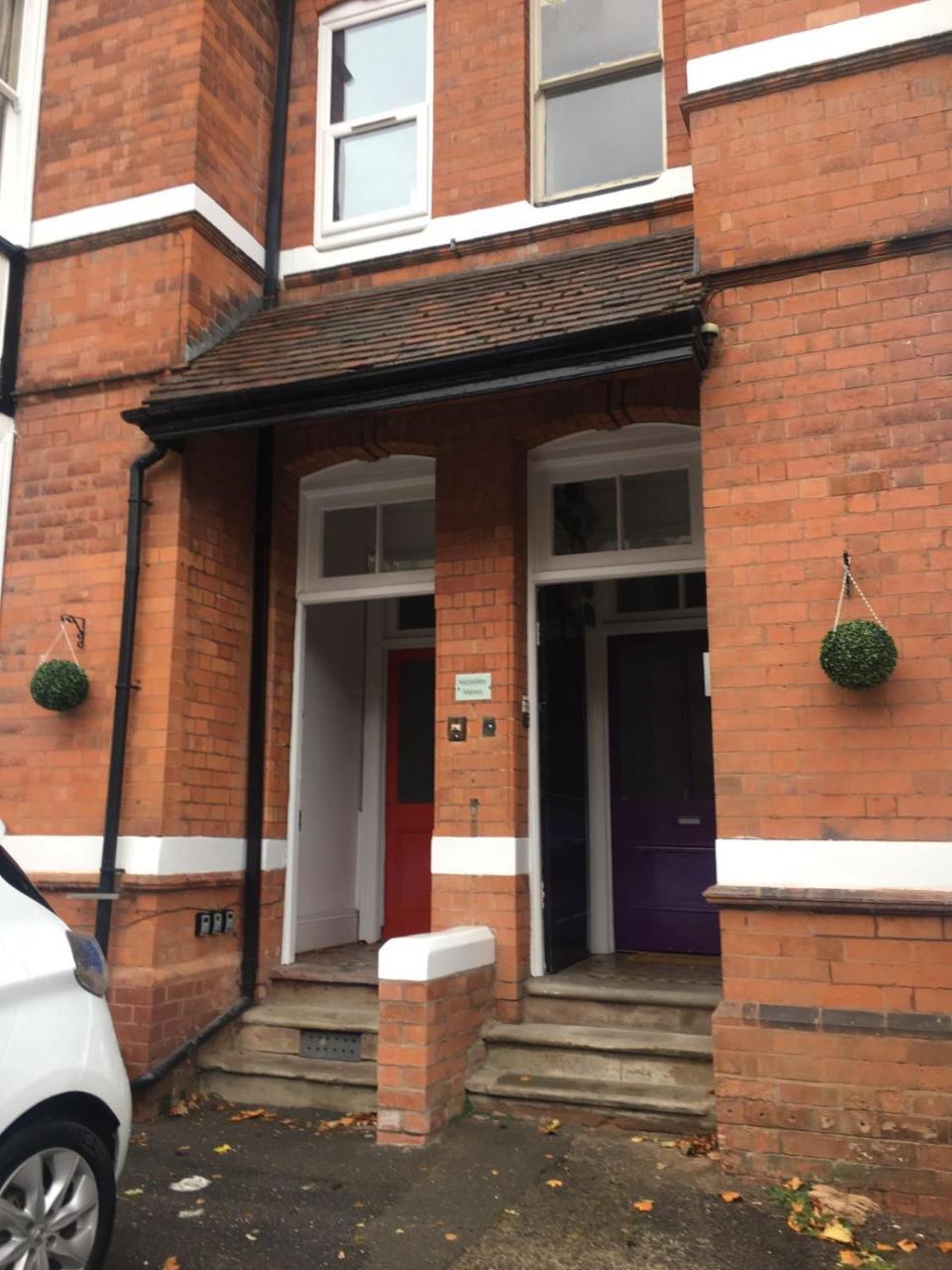 Moseley Mews Village Suites- Yellow Apartment *