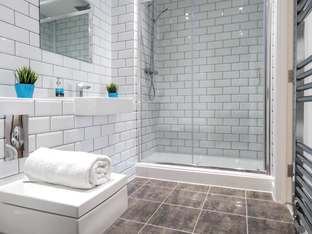 Tudors Canal Side One Bedroom * Birmingham