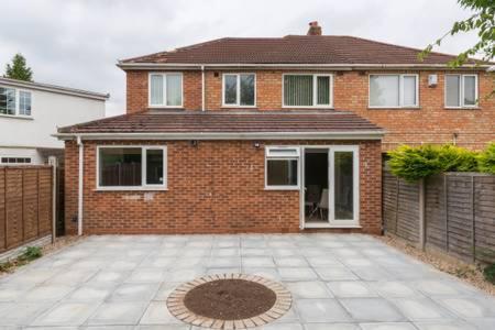 Apartment Solihull/nec/airport 3 Bedroom Semi-detached House *