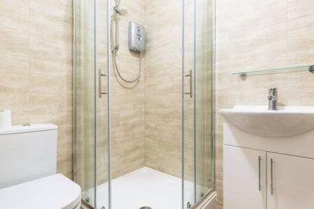 Solihull/nec/airport 3 Bedroom Semi-detached House Apartment *