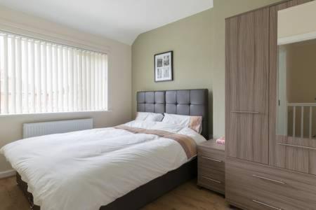 Solihull/nec/airport 3 Bedroom Semi-detached House *