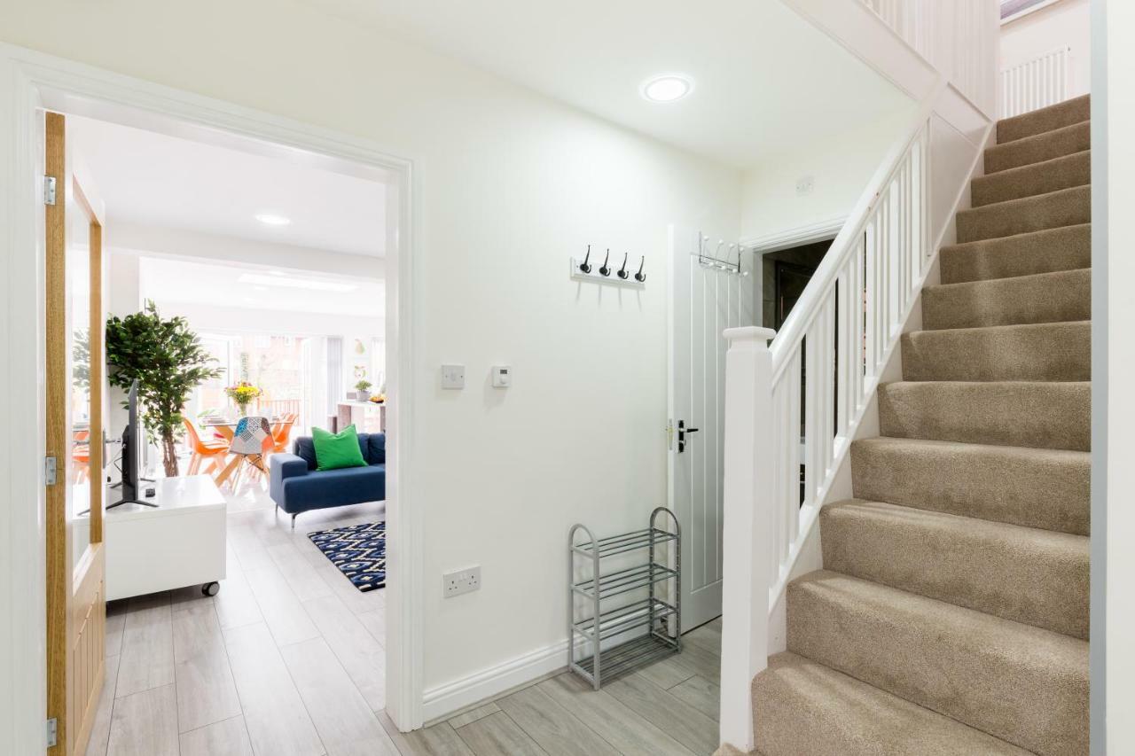 Solihull Long Stay: Spacious 4-bedroom With Garden Holiday home *