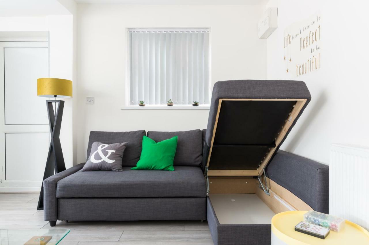 Solihull Long Stay: Spacious 4-bedroom With Garden Birmingham