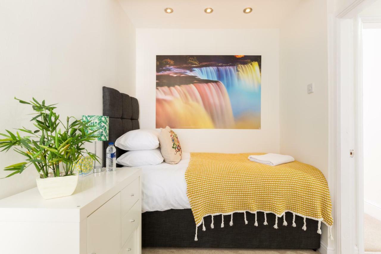 Solihull Long Stay: Spacious 4-bedroom With Garden *