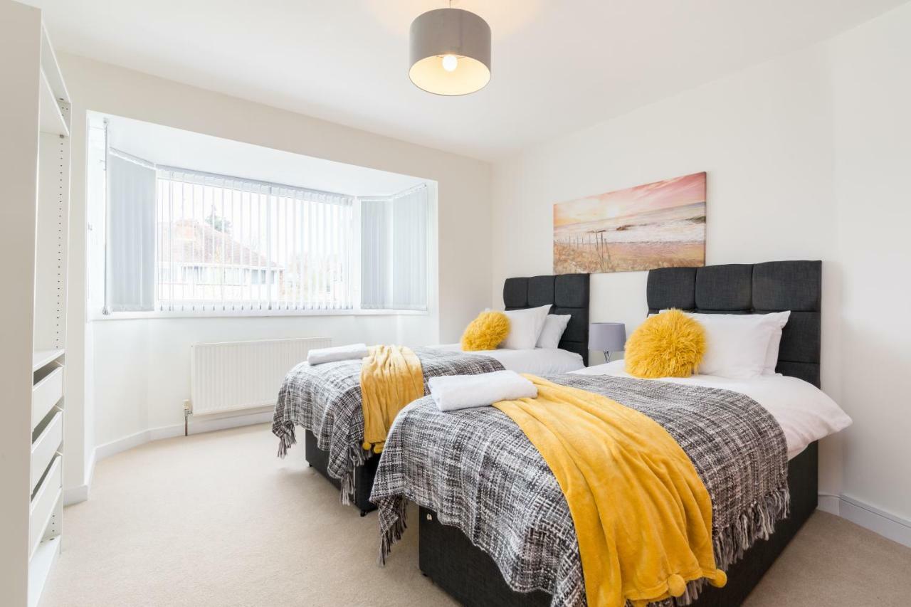 Solihull Long Stay: Spacious 4-bedroom With Garden