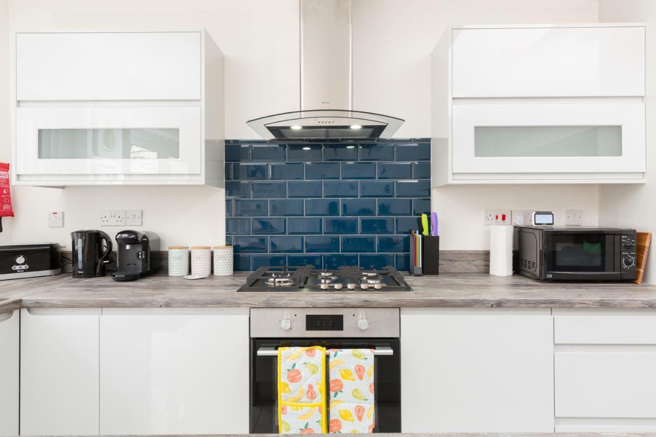 Solihull Long Stay: Spacious 4-bedroom With Garden