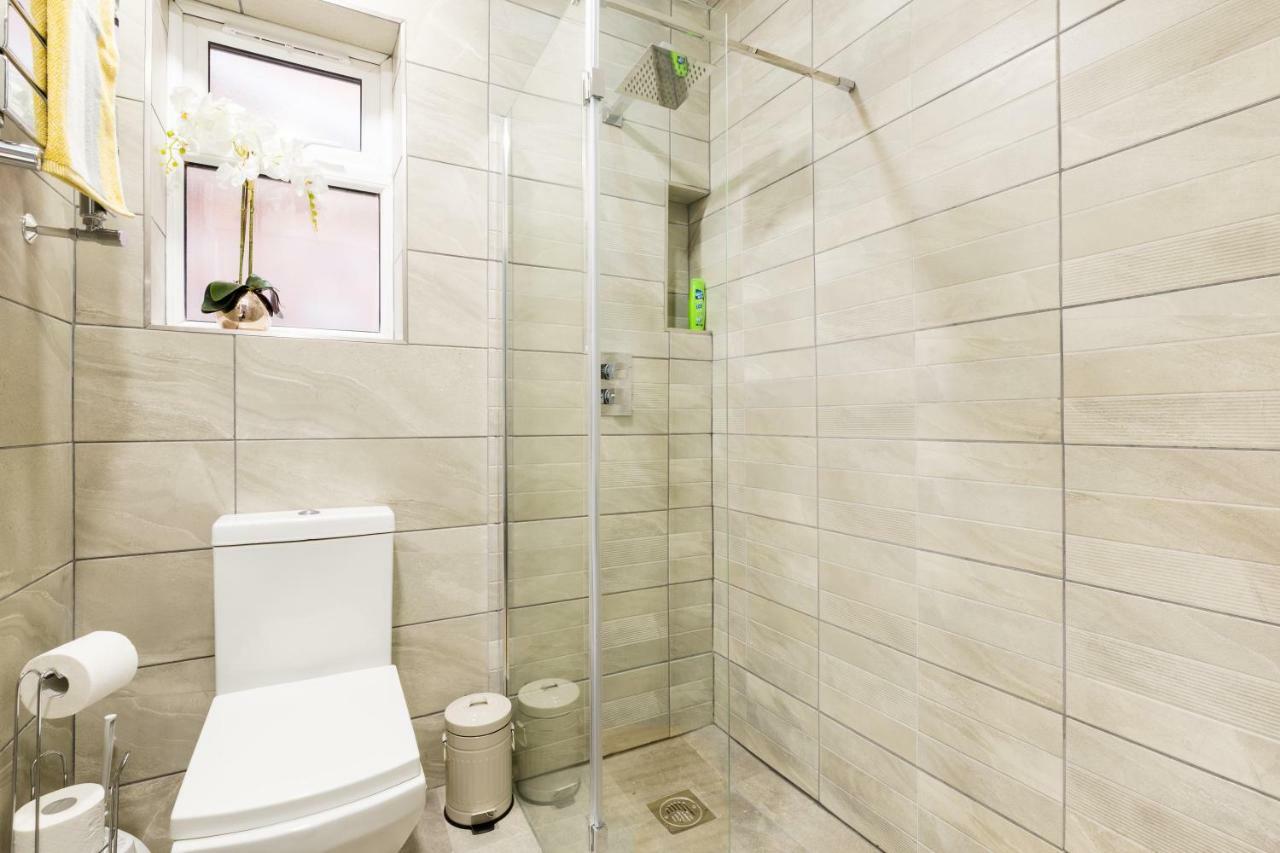 Solihull Long Stay: Spacious 4-bedroom With Garden Holiday home Birmingham