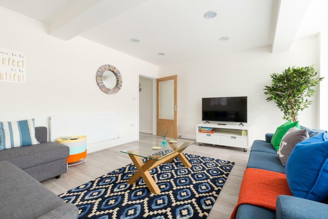 Solihull Long Stay: Spacious 4-bedroom With Garden