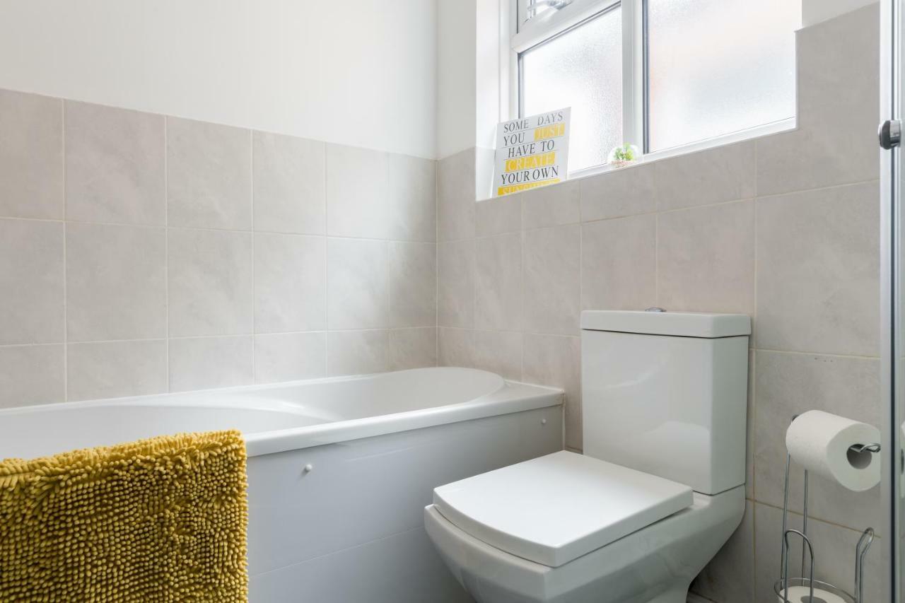 Solihull Long Stay: Spacious 4-bedroom With Garden