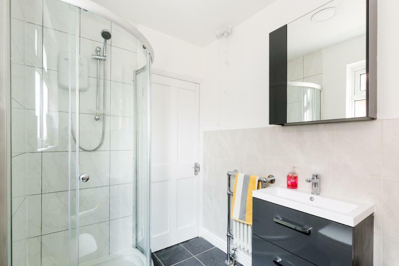 Solihull Long Stay: Spacious 4-bedroom With Garden