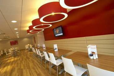 Travelodge Airport Hotel 3*