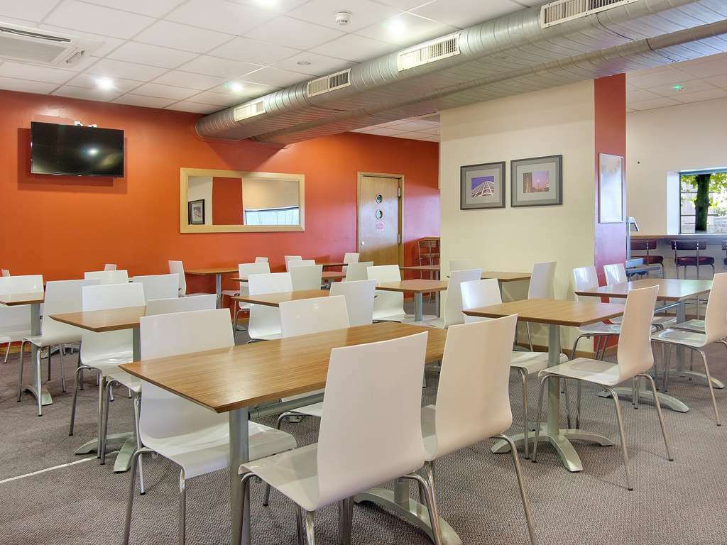 Travelodge Dunlop Hotel 3*
