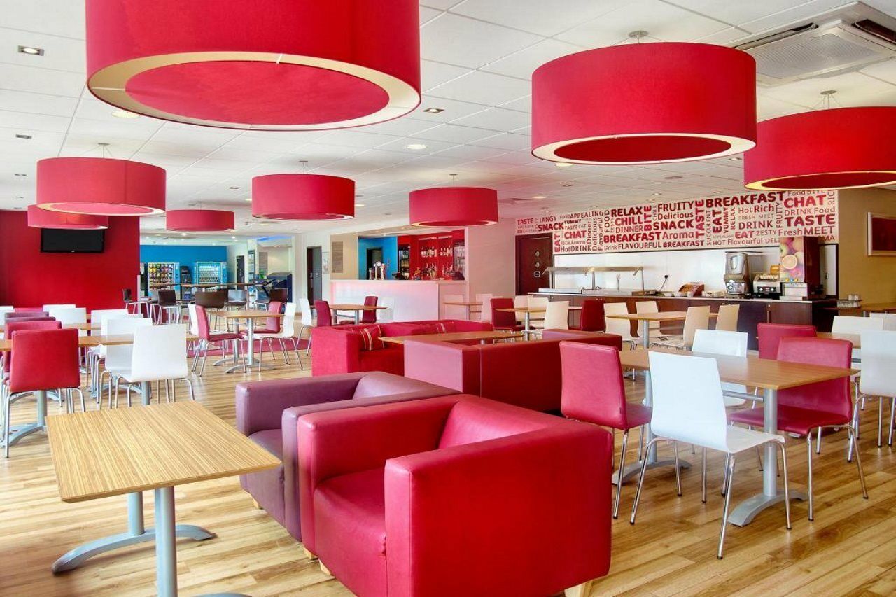 Travelodge Airport 3*