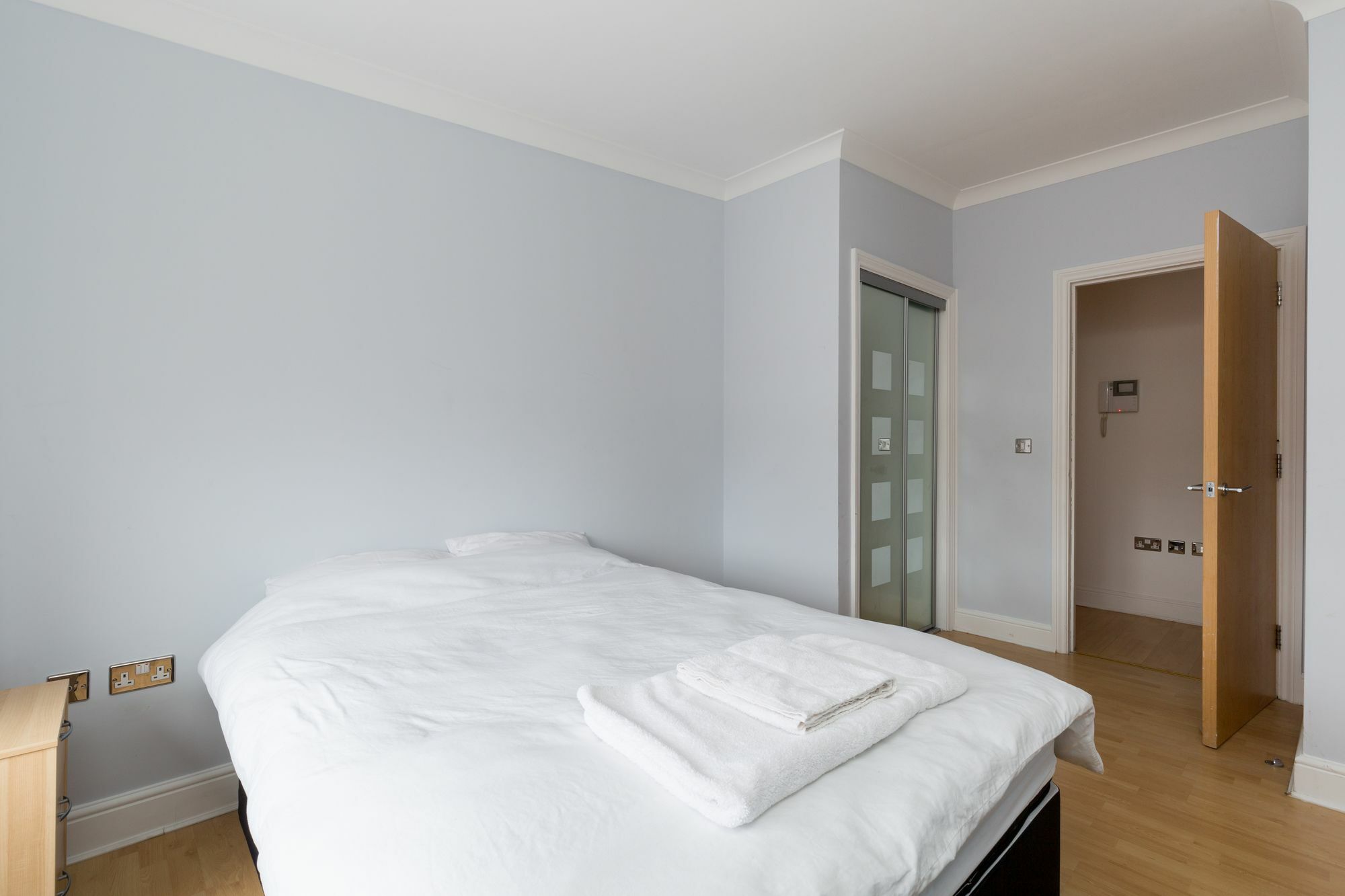 Serviced - The Qube Apartment *