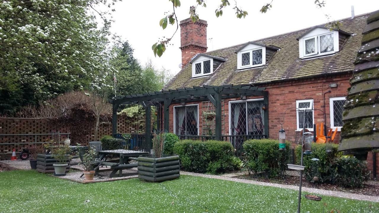 Featherstone Farm Hotel Shareshill