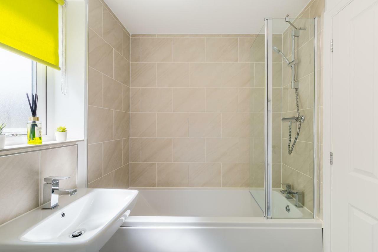 Sherlock Family And Contractor By Svelte Living Secure Parking Holiday home Birmingham