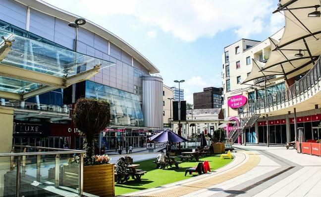 Broadway - Newly Refurbished Stylish With Free Private Parking - Great Location *
