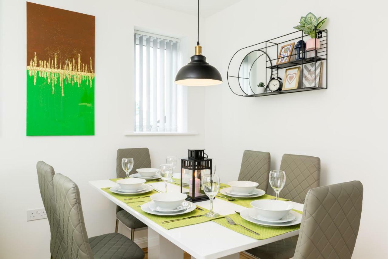 Sherlock Family And Contractor By Svelte Living Secure Parking Holiday home Birmingham