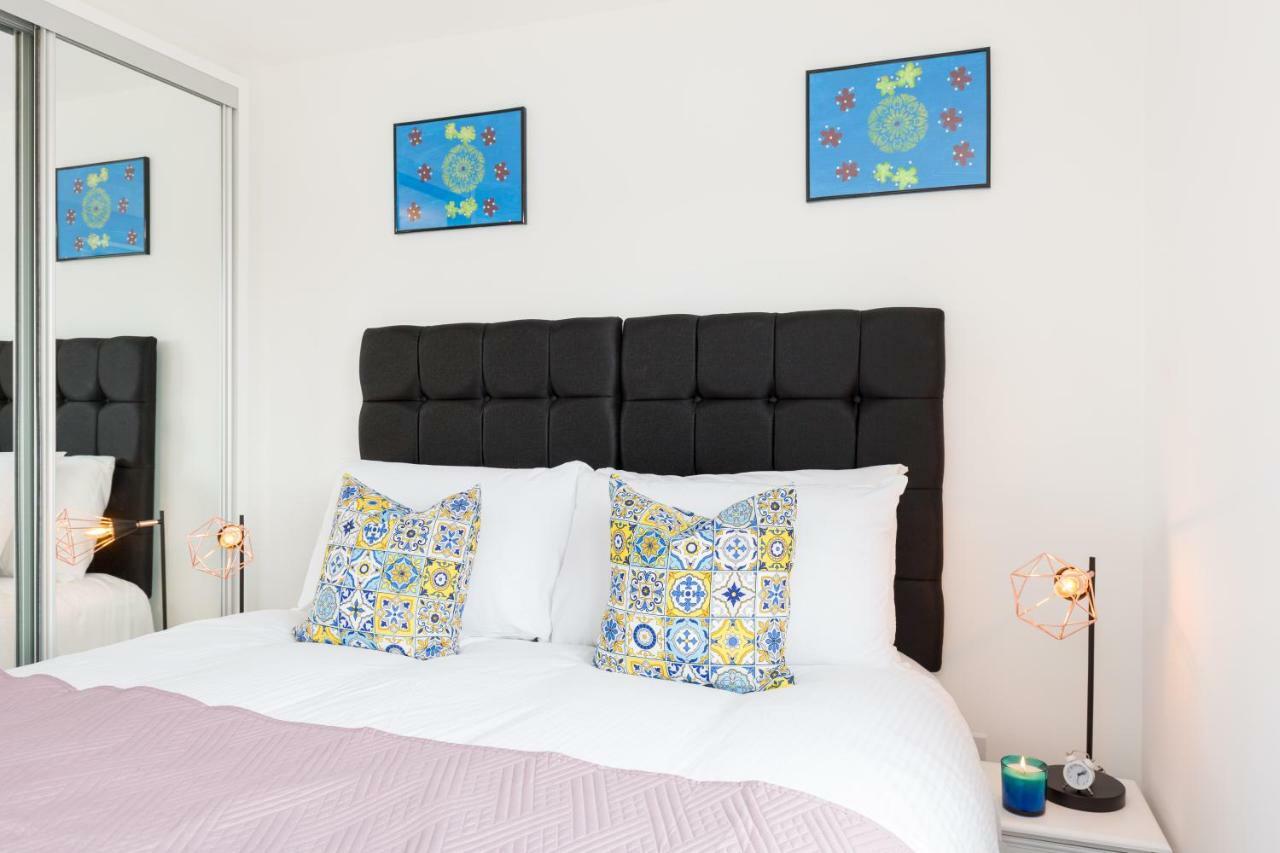 Sherlock Family And Contractor By Svelte Living Secure Parking Holiday home Birmingham