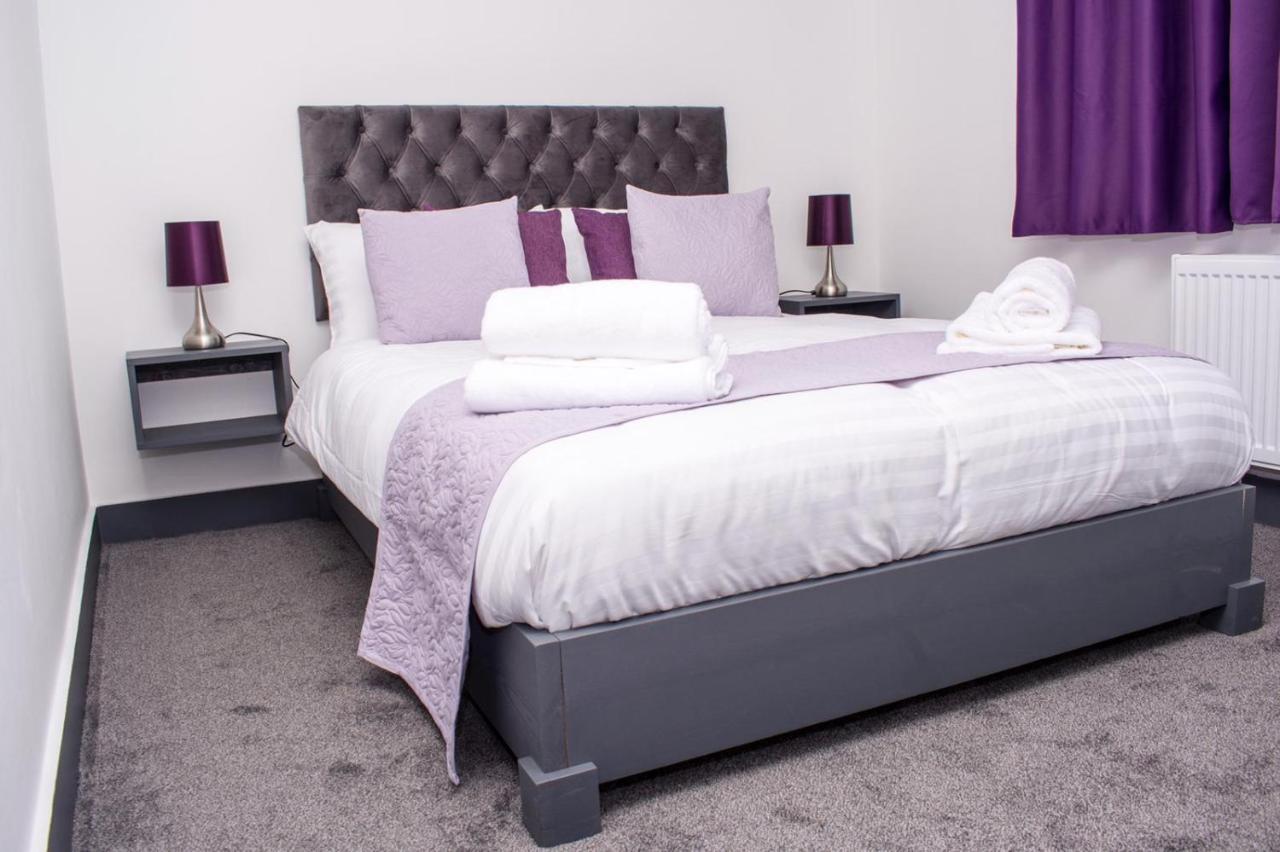 Guest house Homestay In Sleeps 8 - Free Parking & Wifi