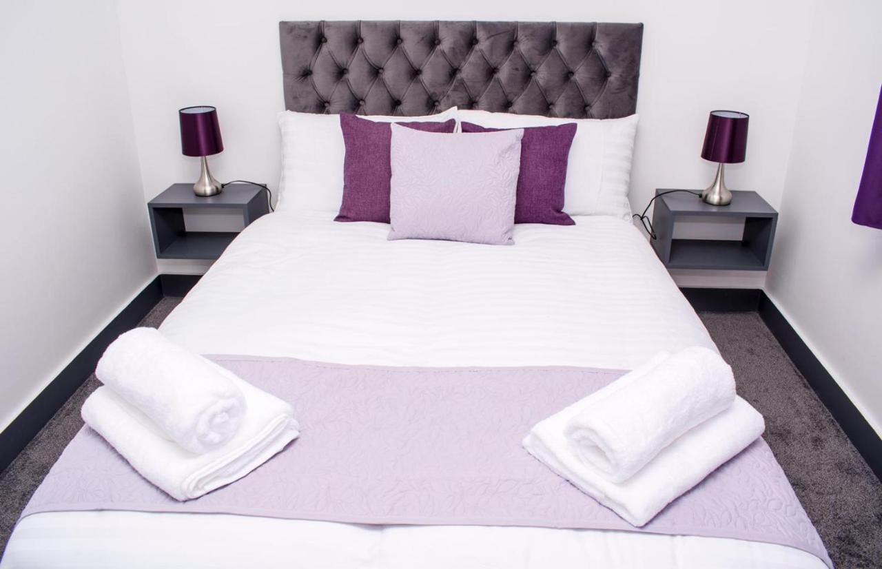 Homestay In Sleeps 8 - Free Parking & Wifi 2*