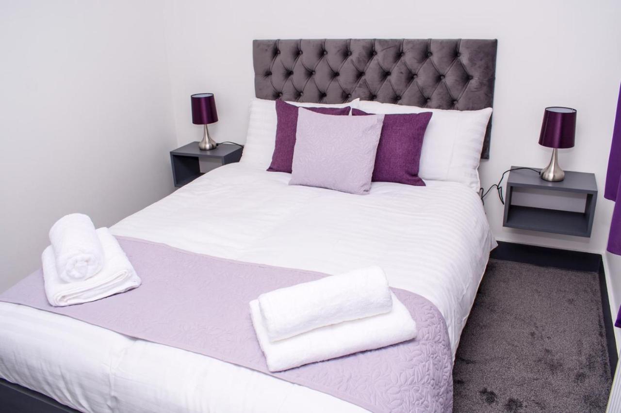 Homestay In Sleeps 8 - Free Parking & Wifi