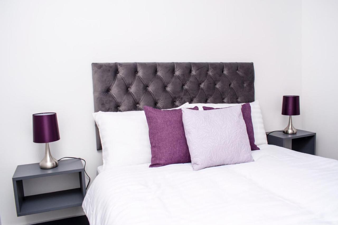 Homestay In Sleeps 8 - Free Parking & Wifi