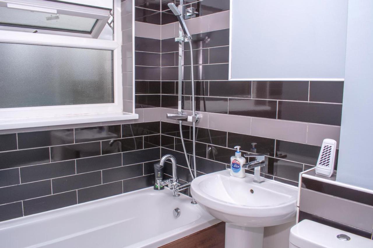 Guest house Homestay In Sleeps 8 - Free Parking & Wifi