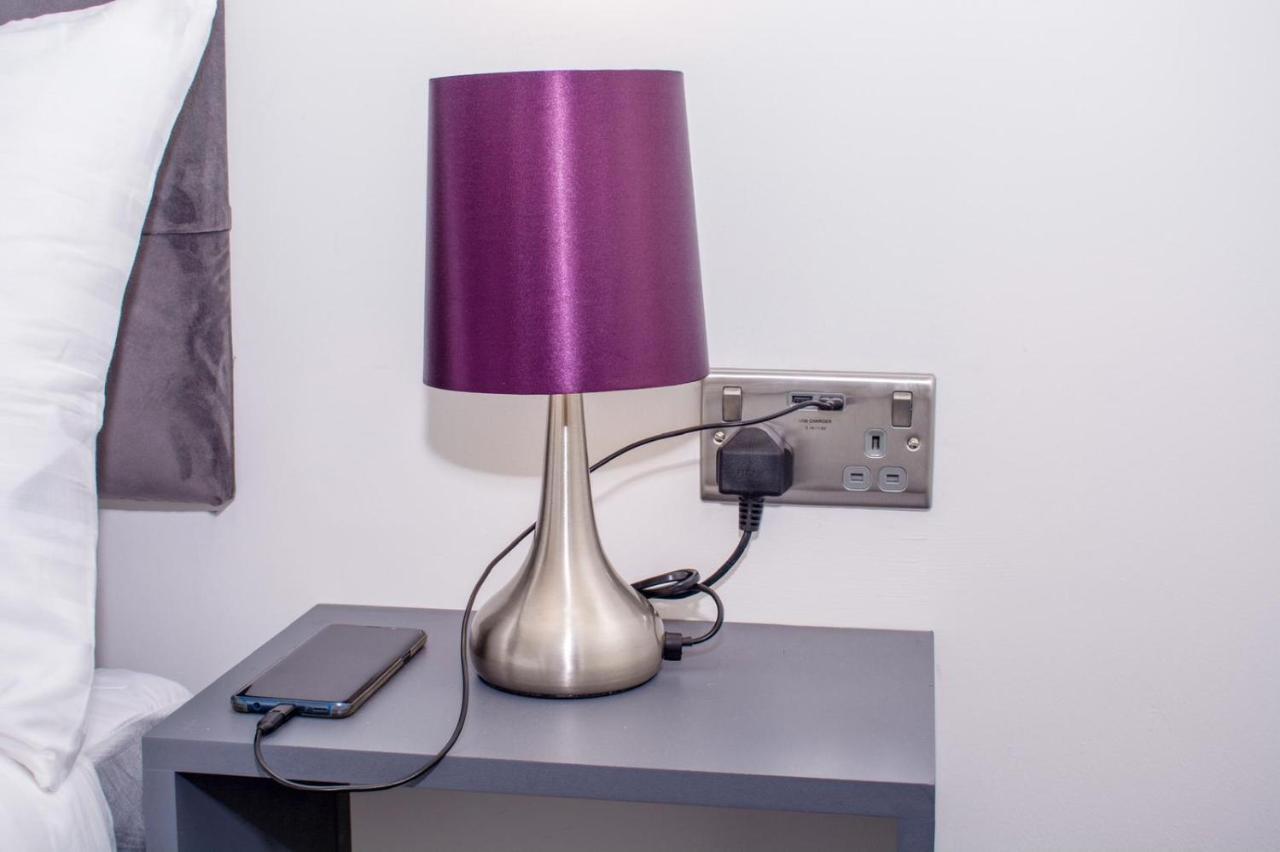 Homestay In Sleeps 8 - Free Parking & Wifi 2*