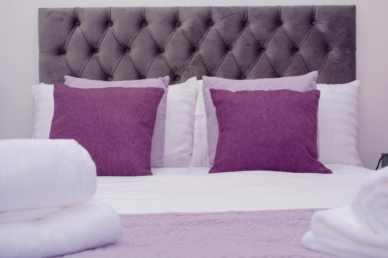 Homestay In Sleeps 8 - Free Parking & Wifi Guest house