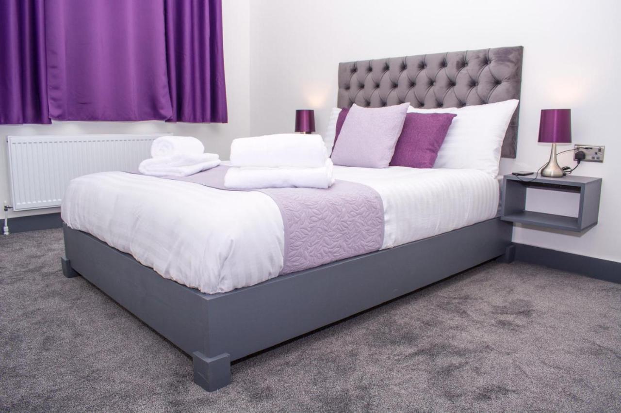 Homestay In Sleeps 8 - Free Parking & Wifi 2*