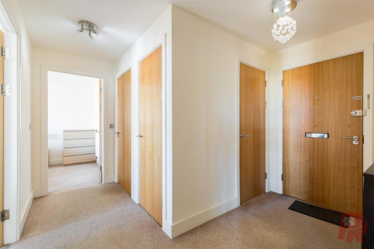 Skyline Views - Free Parking & Balcony Apartment *