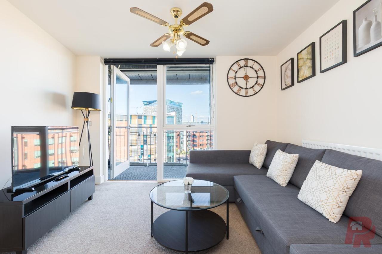 Skyline Views - Free Parking & Balcony Apartment *