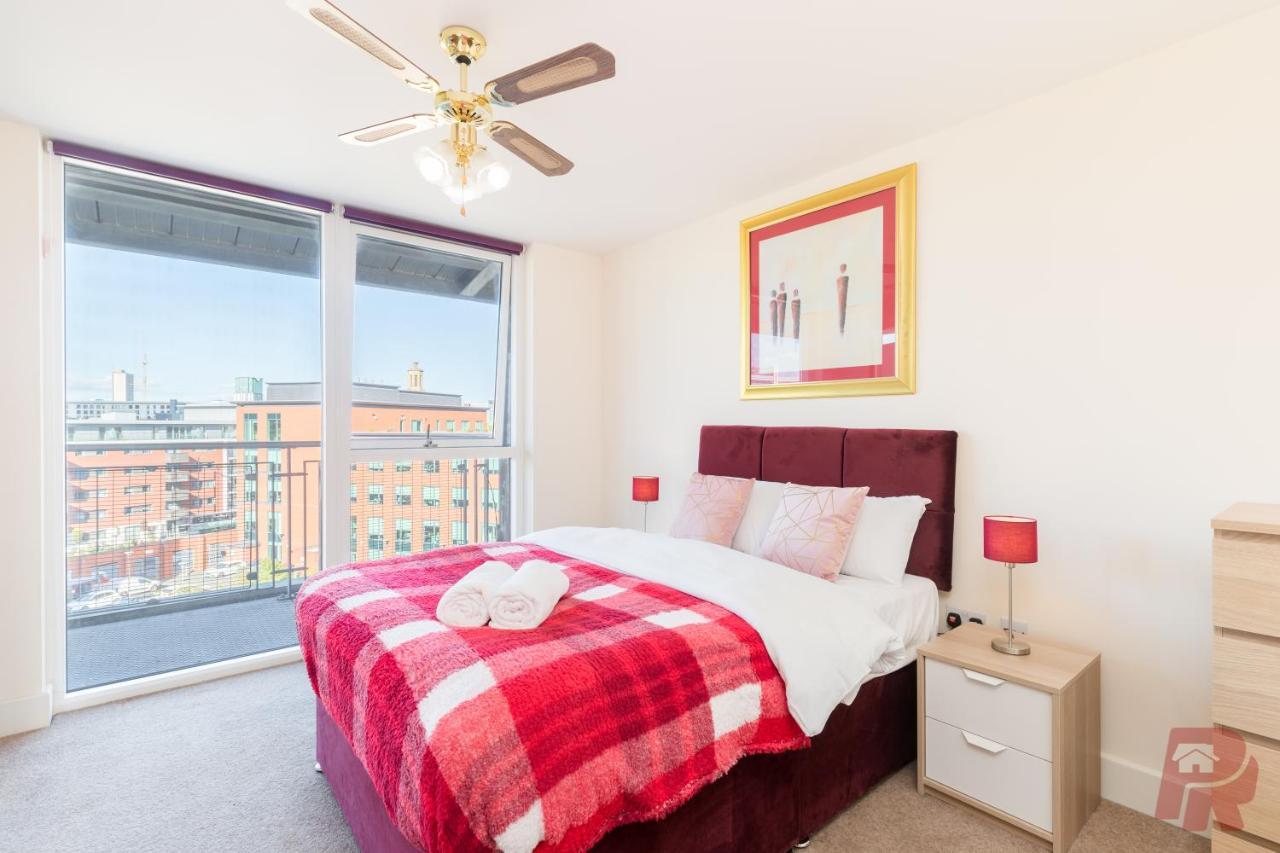 Skyline Views - Free Parking & Balcony Apartment