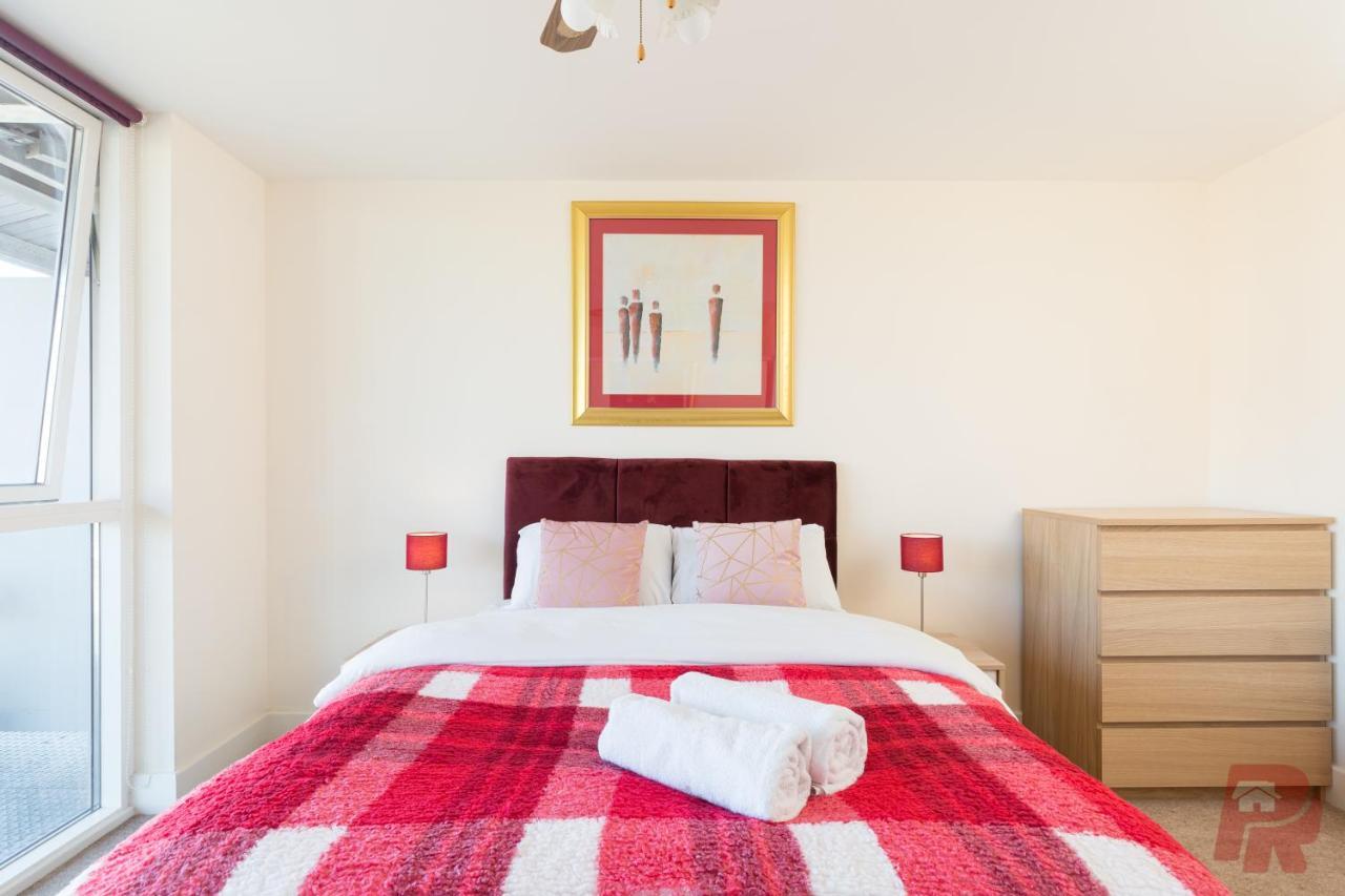 Skyline Views - Free Parking & Balcony Apartment *