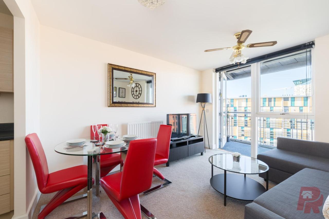 Apartment Skyline Views - Free Parking & Balcony *