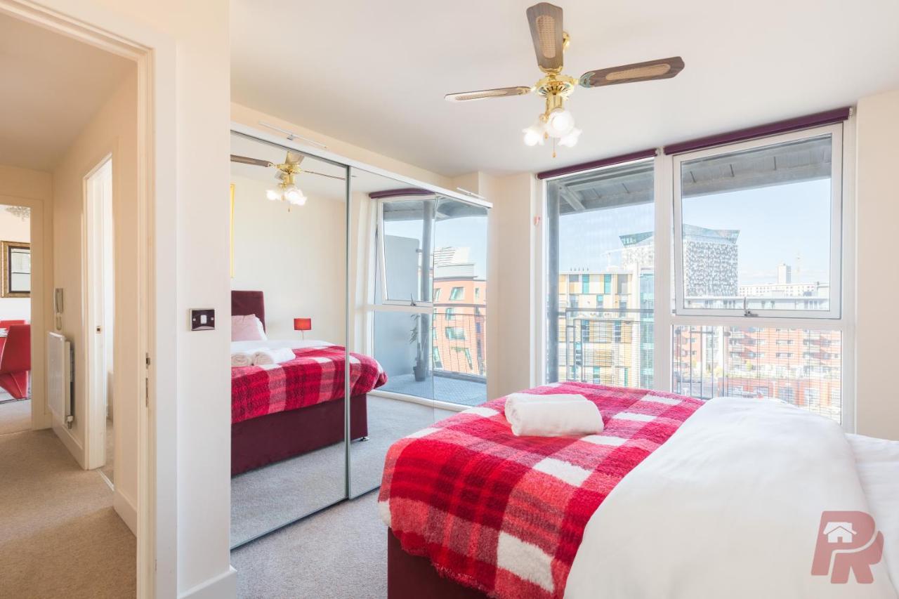 Skyline Views - Free Parking & Balcony Apartment *