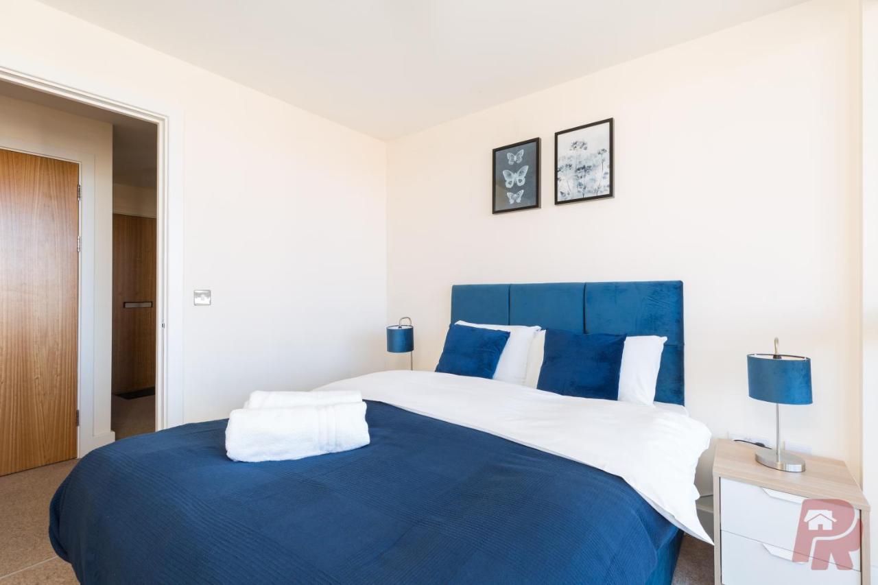 Skyline Views - Free Parking & Balcony