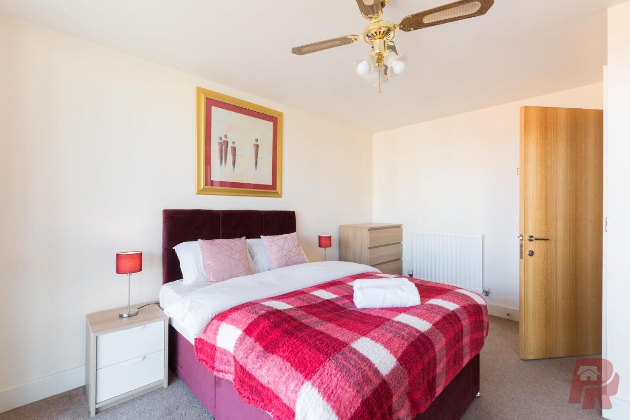 Skyline Views - Free Parking & Balcony Apartment *