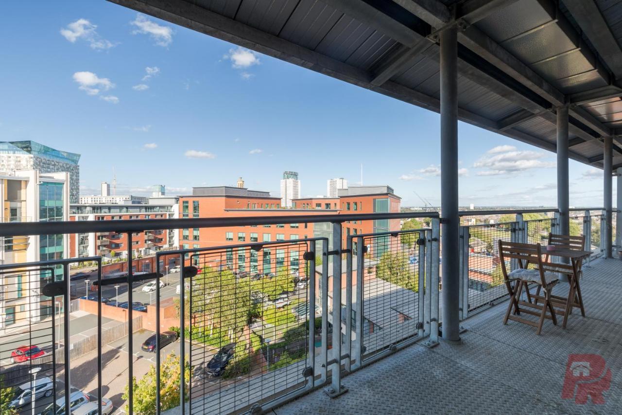 Skyline Views - Free Parking & Balcony Apartment *