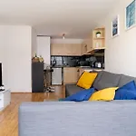 Contemporary 1-Bed City-Centre Apartment With Private Parking
