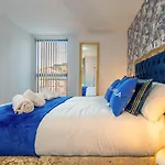 Maevela Apartments - Huge 7Ft Emperor Luxury 2 Bed Apartment - With Parking - New Build - City Centre, Digbeth - Rooftop Terrace - Ps4 & Smart Tv\'S
