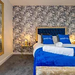 Maevela Apartments - Huge 7Ft Emperor Luxury 2 Bed Apartment - With Parking - New Build - City Centre, Digbeth - Rooftop Terrace - Ps4 & Smart Tv\'S